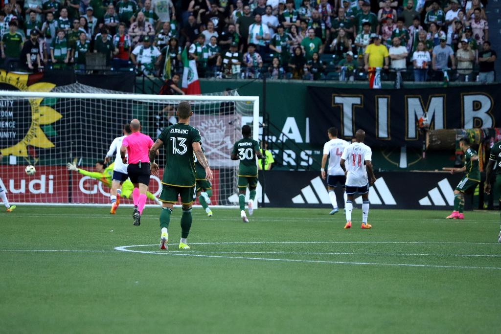 Timbers shut down Whitecaps, win 2-0 on goals by Rodríguez and Mora